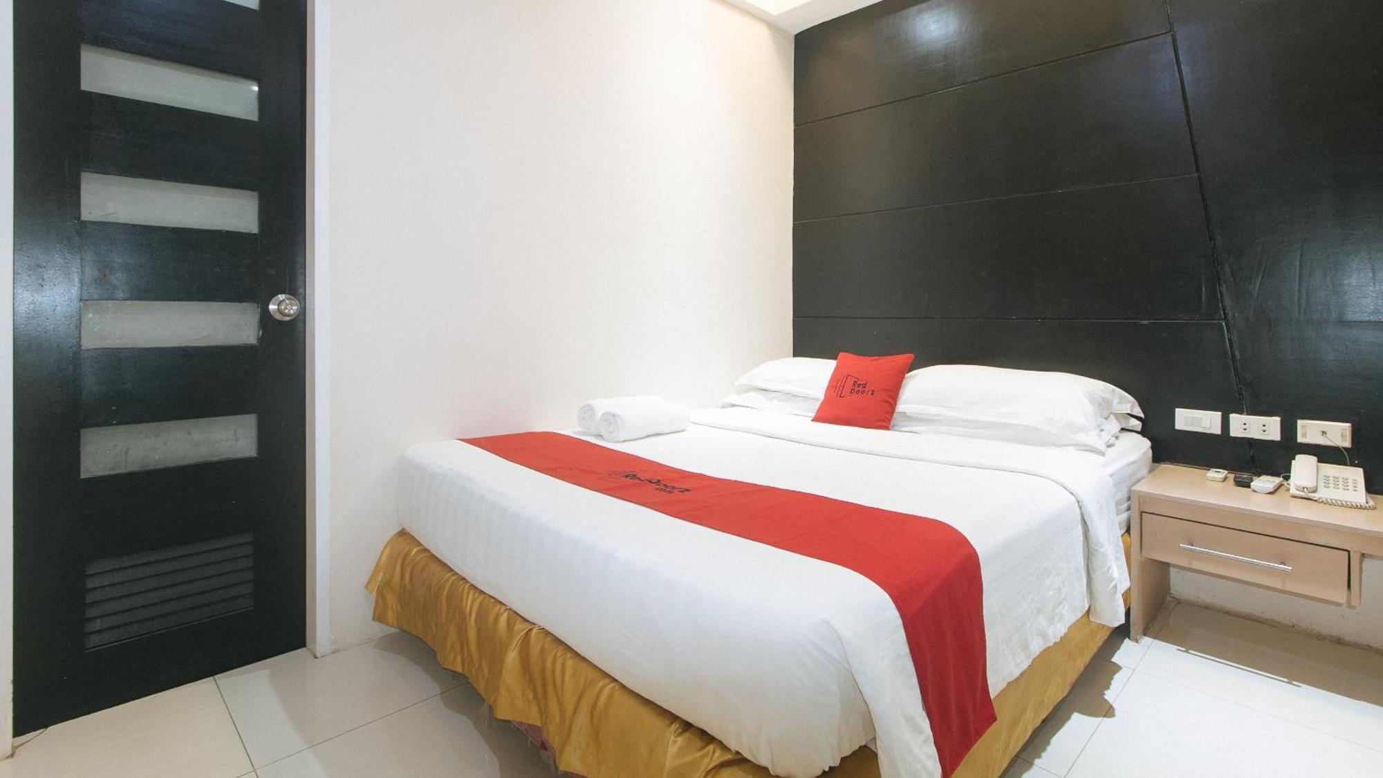 Reddoorz At Grand Apartelle Hernan Cortes 宿务 外观 照片